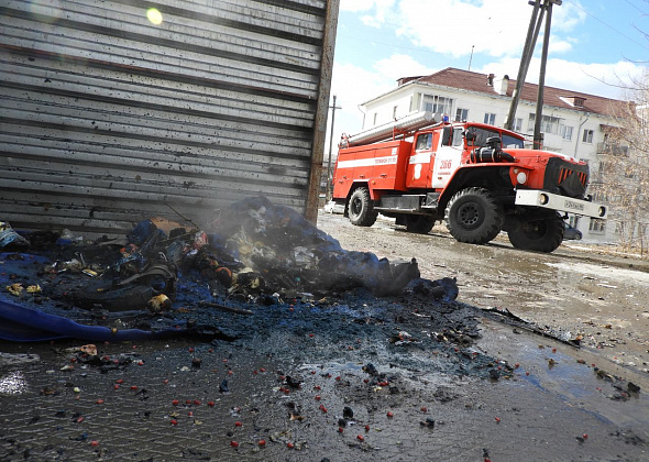 В Карпинске полностью сгорел еще один мусорный бак