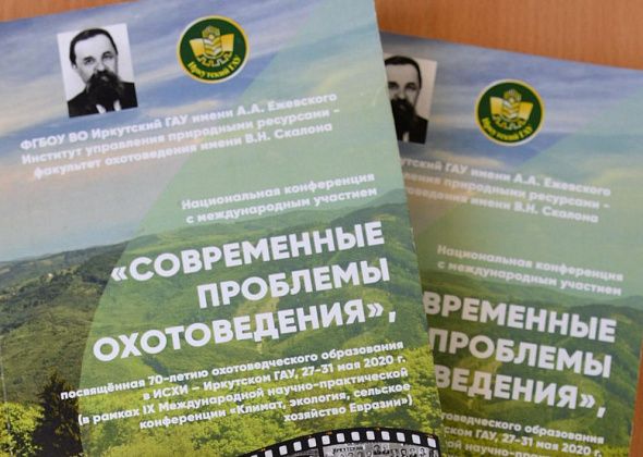 Михаил Бураев подарил библиотеке книгу, в которой опубликованы его статьи