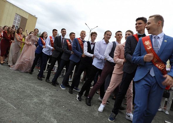 Несмотря на повсеместные «отмены» в Карпинске все-таки провели общегородской выпускной 