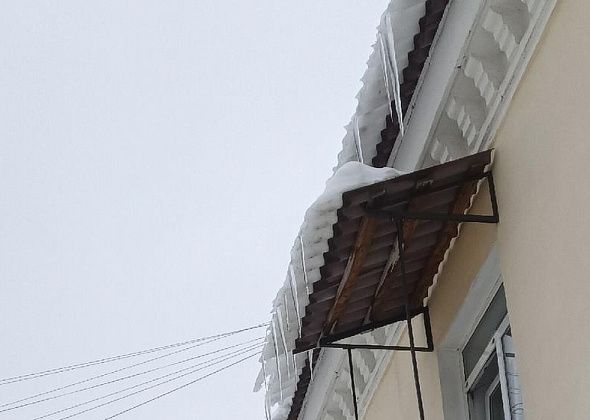Смотрите наверх: в Карпинске на многих крышах лежит снег, который может свалиться в любой момент