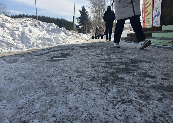 Главные коммунальщики Карпинска отчитались о подсыпке тротуаров и устранении утечки на Некрасова