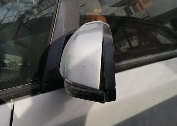 Припаркованному автомобилю повредили зеркало