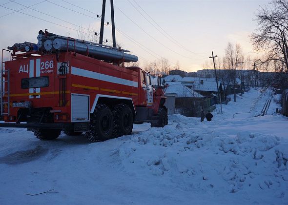 В Карпинске случился пожар. Сгорели дом, гараж и машина