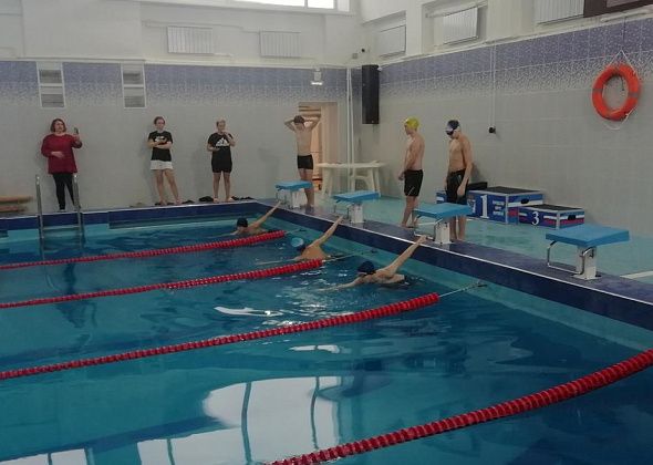 В карпинском бассейне прошли окружные соревнования среди школ-интернатов 