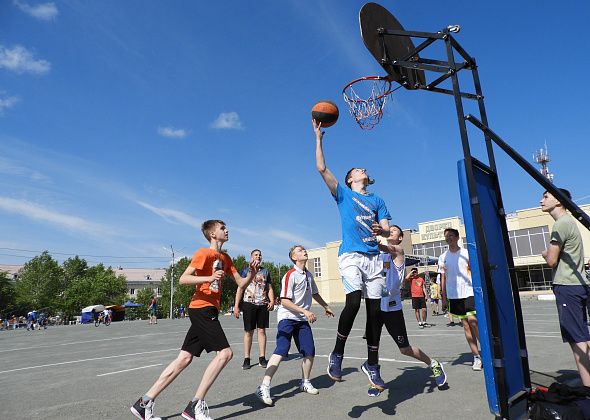 На центральной площади прошел турнир по уличному баскетболу