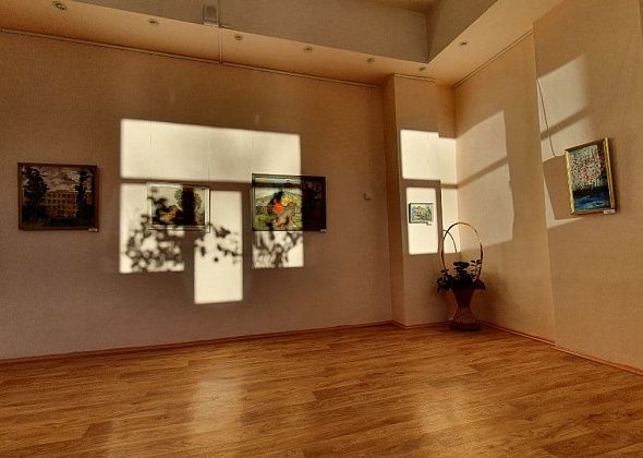 В музее открылась выставка картин карпинских художников старой школы