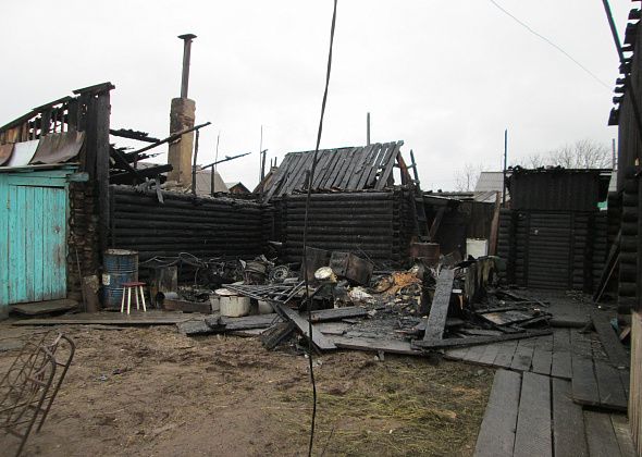 На Сосновке сгорели баня, туалет и четыре сарая