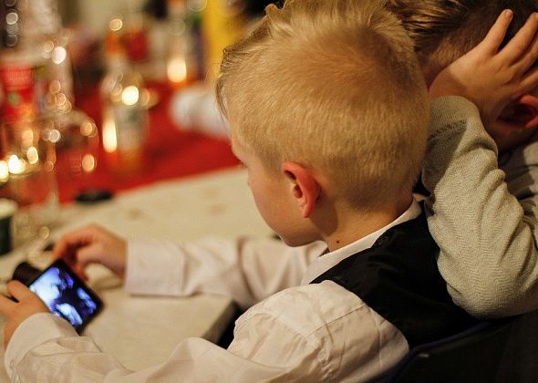 Нужно ли ограничивать детей в пользовании смартфонами?