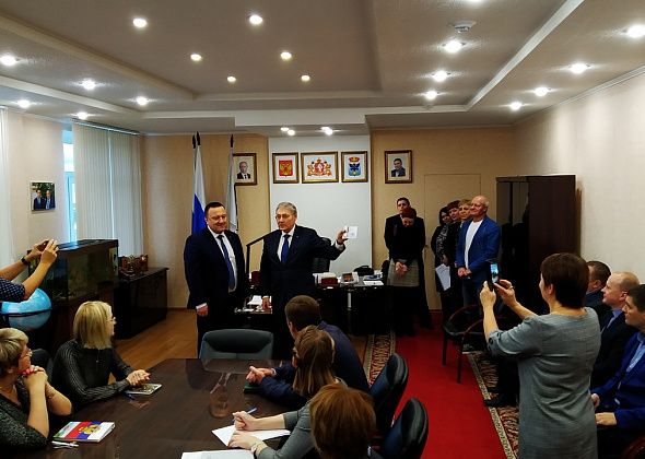 Мэра Андрея Клопова и работников архива наградили юбилейными медалями