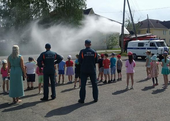 Карпинские пожарные провели для дошколят день открытых дверей