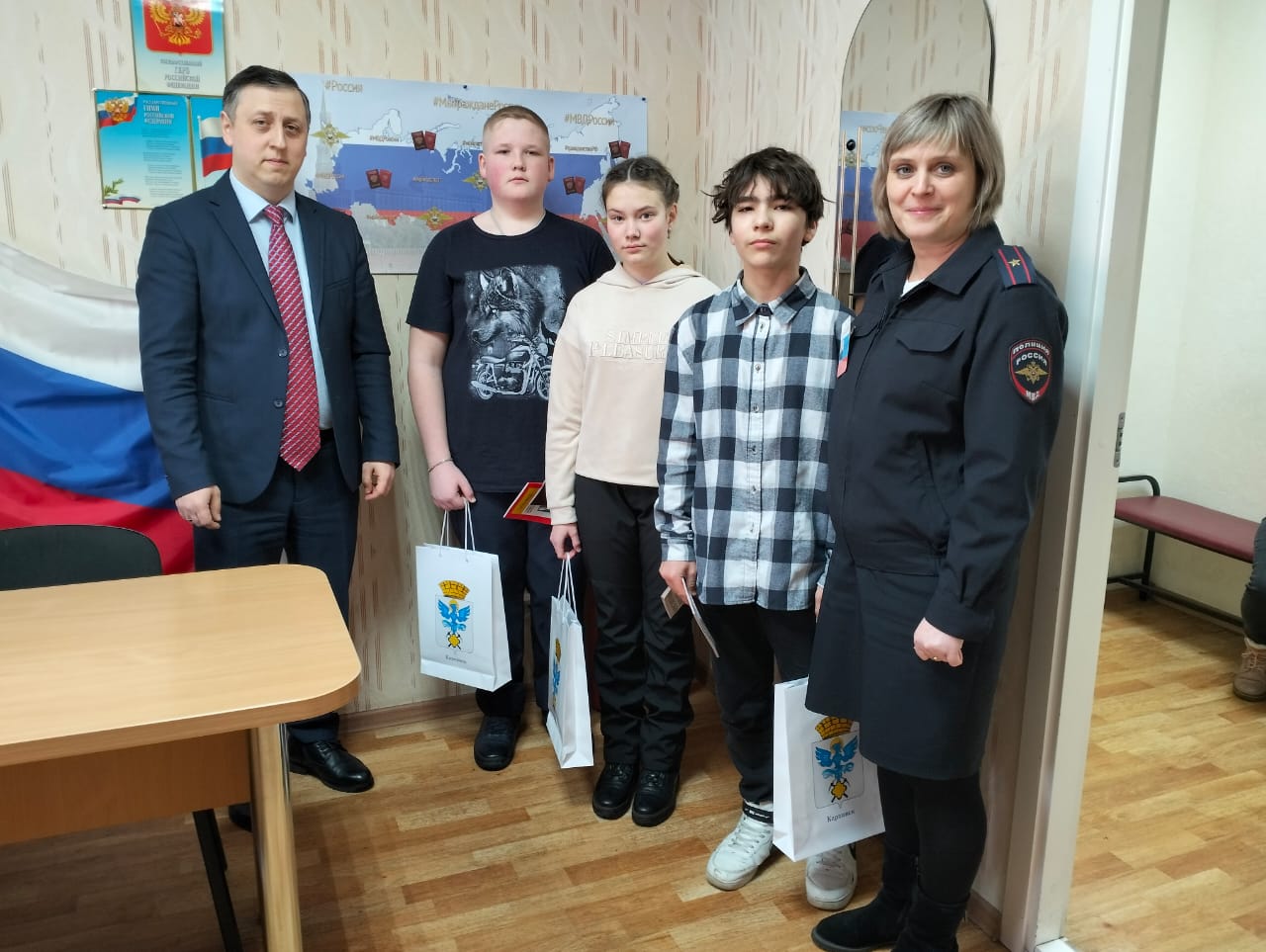 Шестеро молодых ребят торжественно получили паспорта и Конституцию в подарок