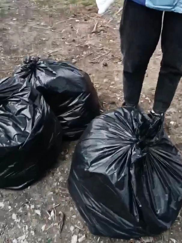 Две карпинские девушки провели на борту разреза добровольный субботник