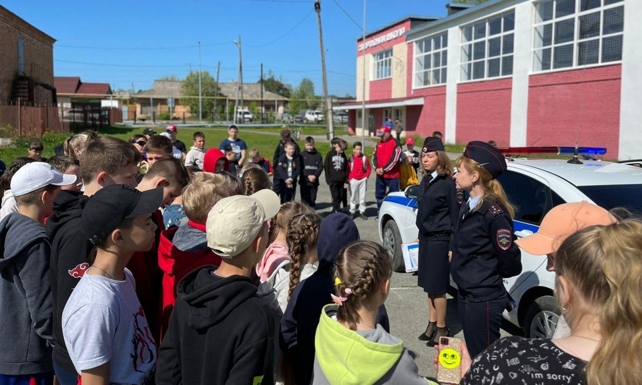 Отдыхающих в ДЮСШ посетили сотрудники ГИБДД и ПДН. Напоминали о безопасности