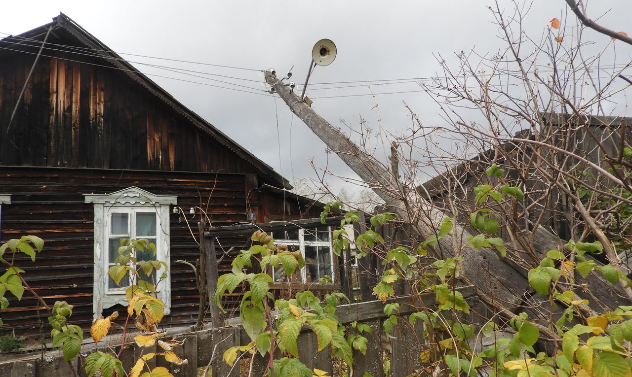 На Веселовке упал электрический столб. Поселок остался без света