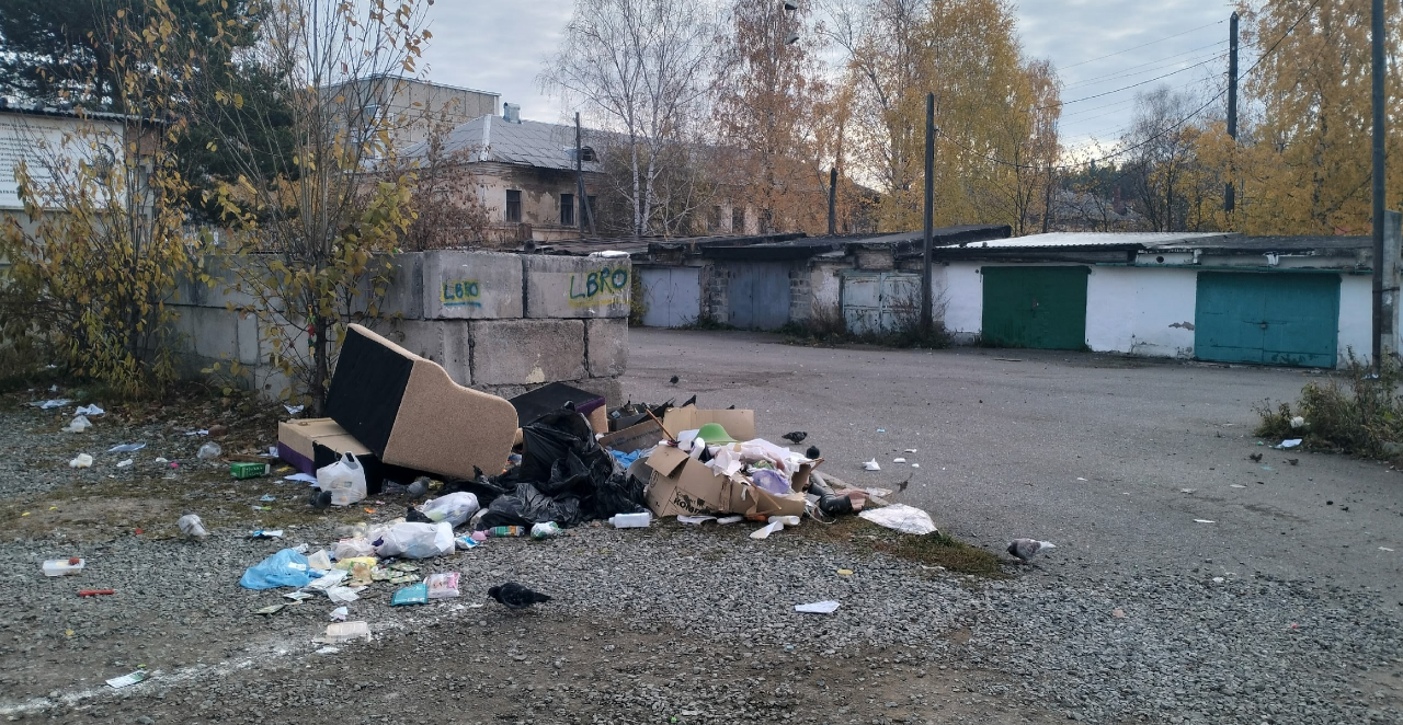 Во дворах за КМТ растет несанкционированная свалка. Местные жители просят принять меры