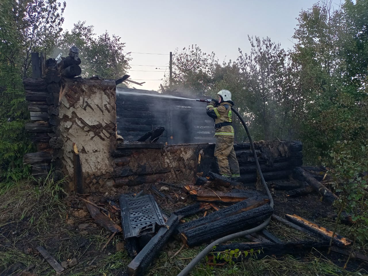 На Огородникова сгорел старый заброшенный дом