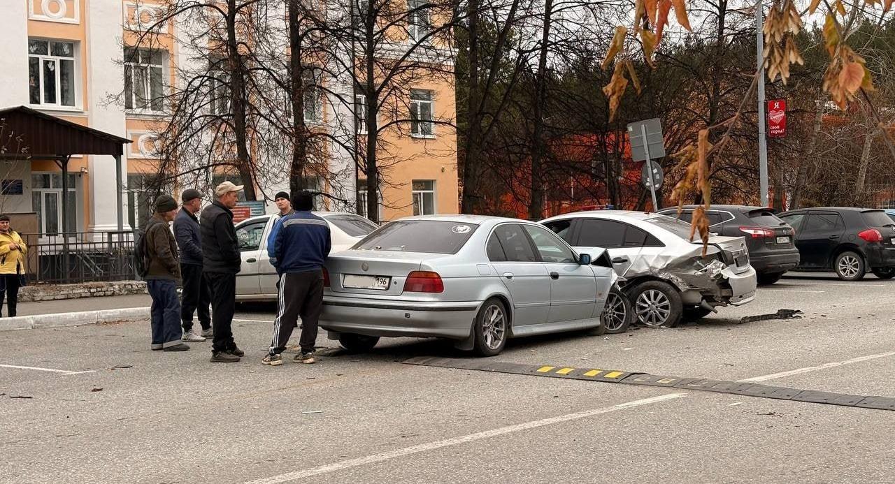 В Карпинске лишили прав водителя BMW, который устроил аварию, нарушив сразу несколько правил обгона