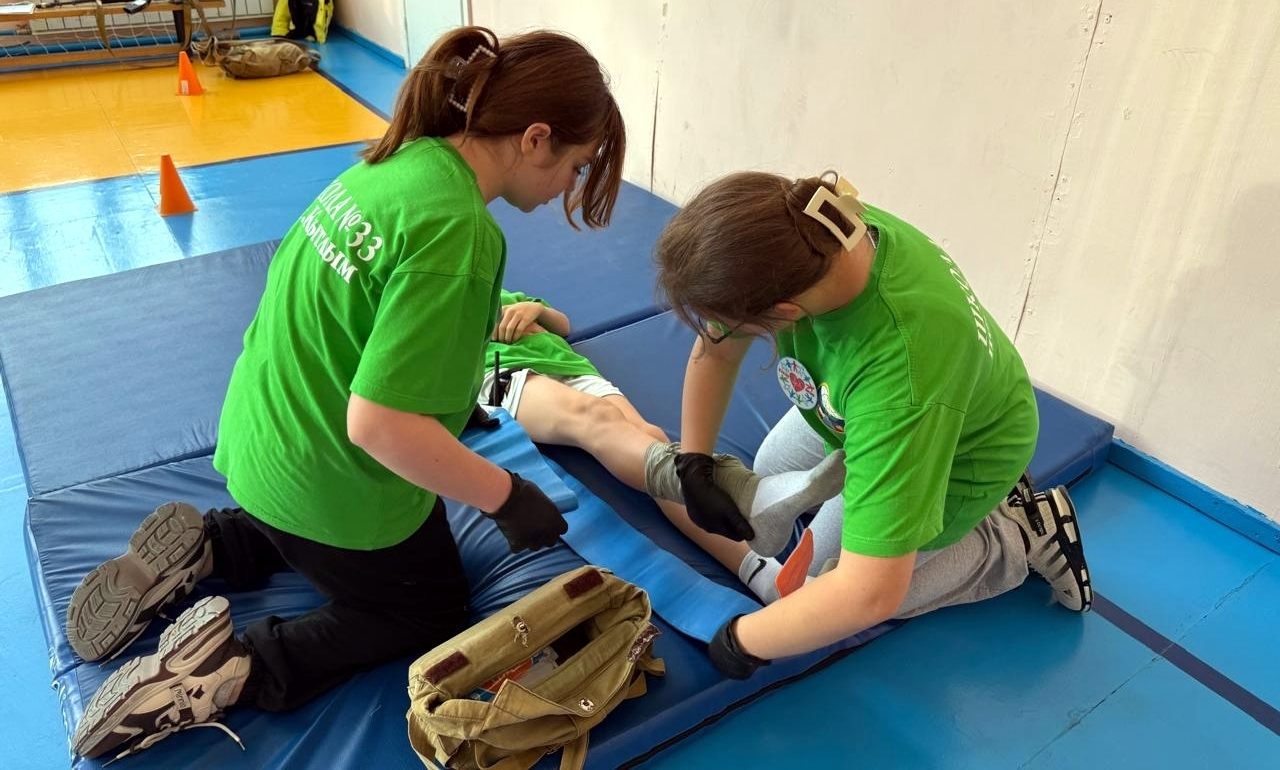 Ученики всех школ Карпинска встретились на станции туризма и состязались на патриотическом конкурсе