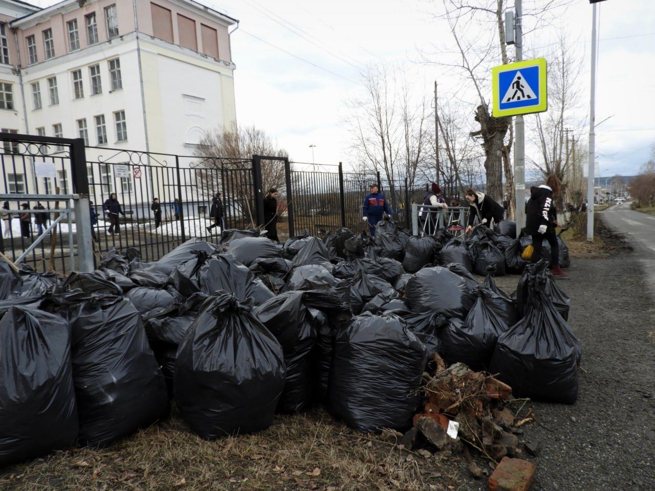 В Карпинске продолжается уборка улиц. Сегодня на субботник вышли школьники