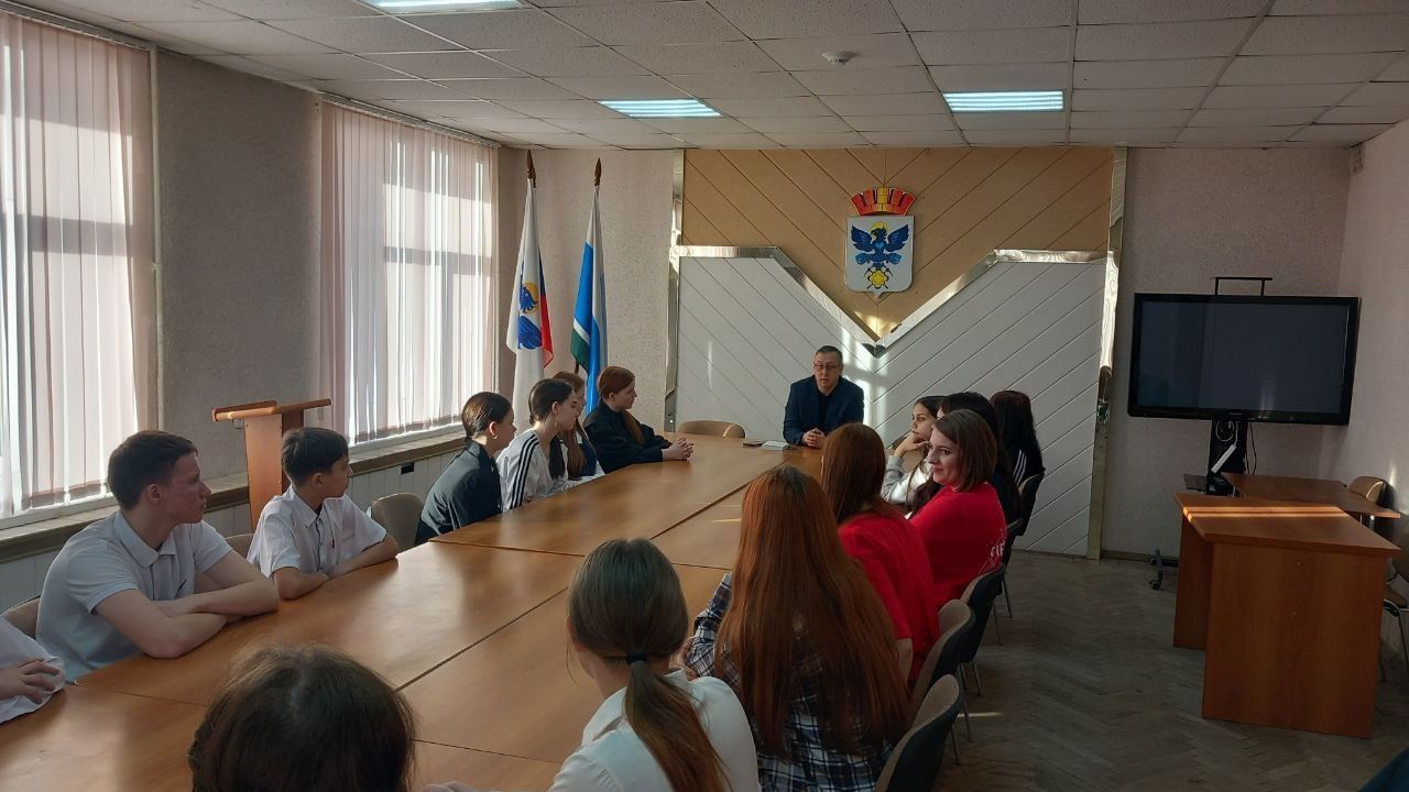 Карпинским активистам рассказали, как проходят выборы в России