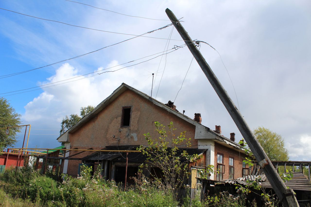 Жители улицы Пушкина обеспокоены проводами, провисшими над газовой трубой