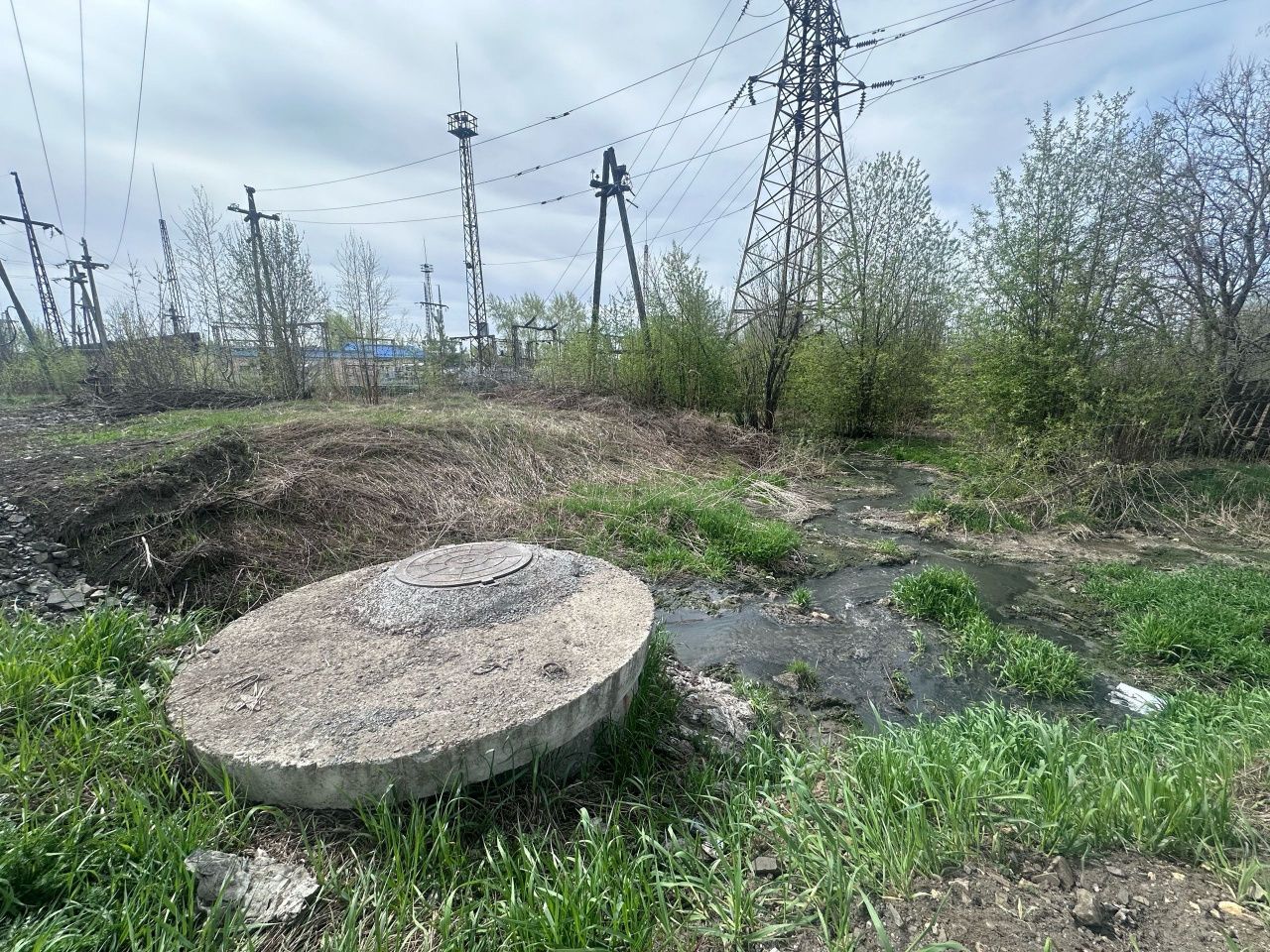 Возле борта разреза изливается канализация