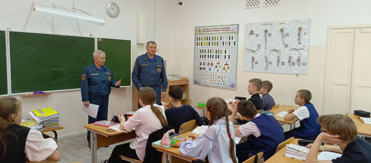 Карпинские пожарные анонсировали свой поход по школам в первые дни учебного года