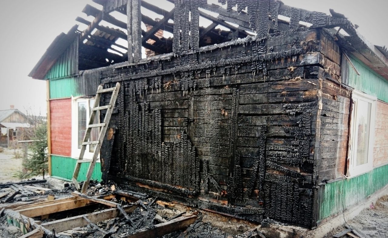 На Сосновке случился пожар. Огонь оставил многодетную семью без крыши