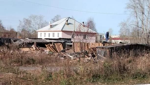 В Карпинске уже сносят сараи по Максима Горького. Когда построят новые