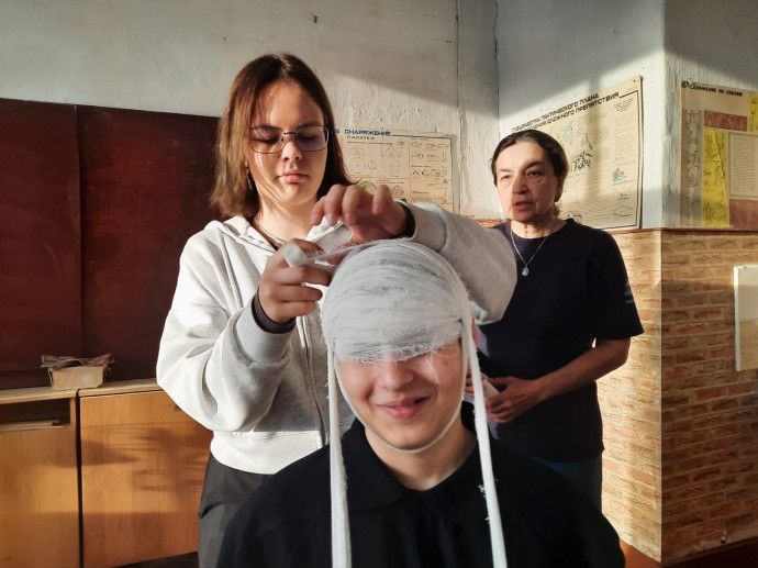 Спасатели Карпинска провели мастер-класс для школьников по отработке навыков в экстренных ситуациях