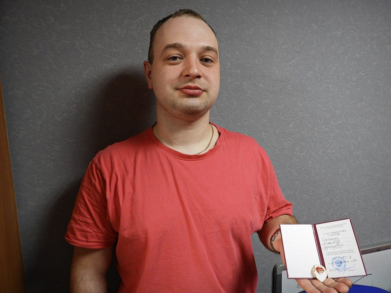 Молодой карпинец сдавал кровь 10 лет и стал Почетным донором России 