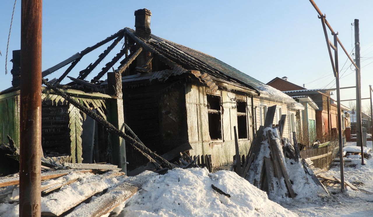 В Карпинске горел частный дом на двух хозяев