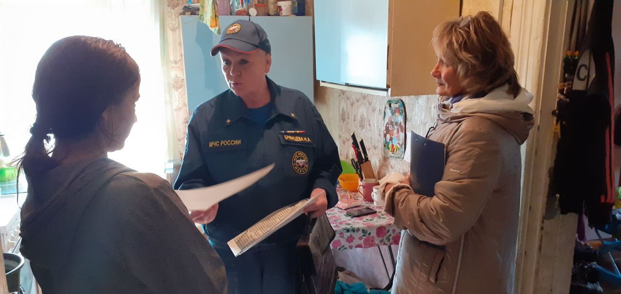 Карпинские пожарные провели рейд по неблагополучным семьям