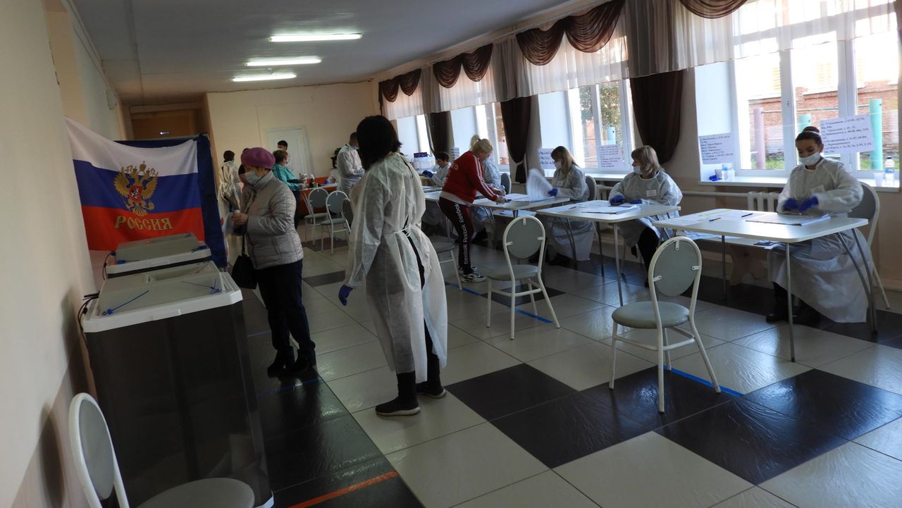 В Карпинске идут выборы депутатов в городскую Думу и ЗакСо. Явка на 12.00 - больше 12 процентов
