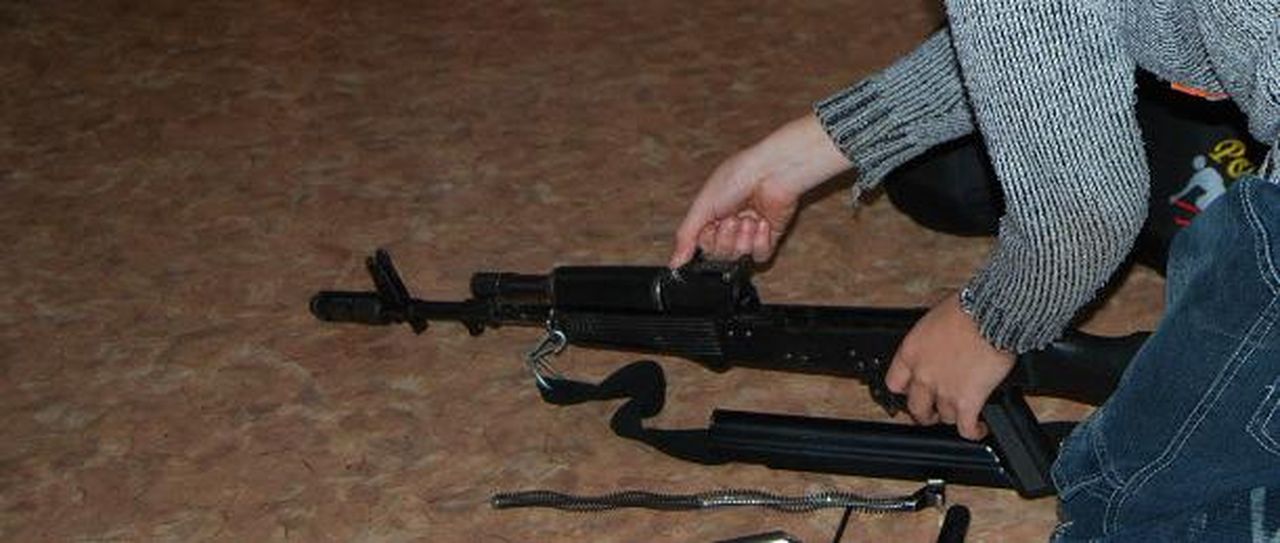 Школьники соревновались в разборке-сборке автомата Калашникова