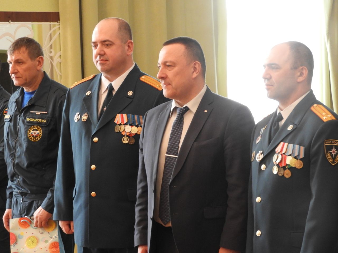 Карпинских и волчанских пожарных наградили медалями в честь юбилея службы