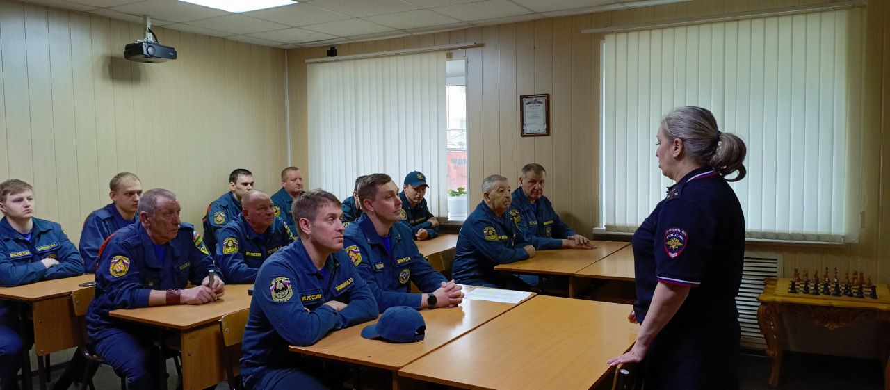 Карпинским пожарным напомнили ПДД и правила применения спецсигналов