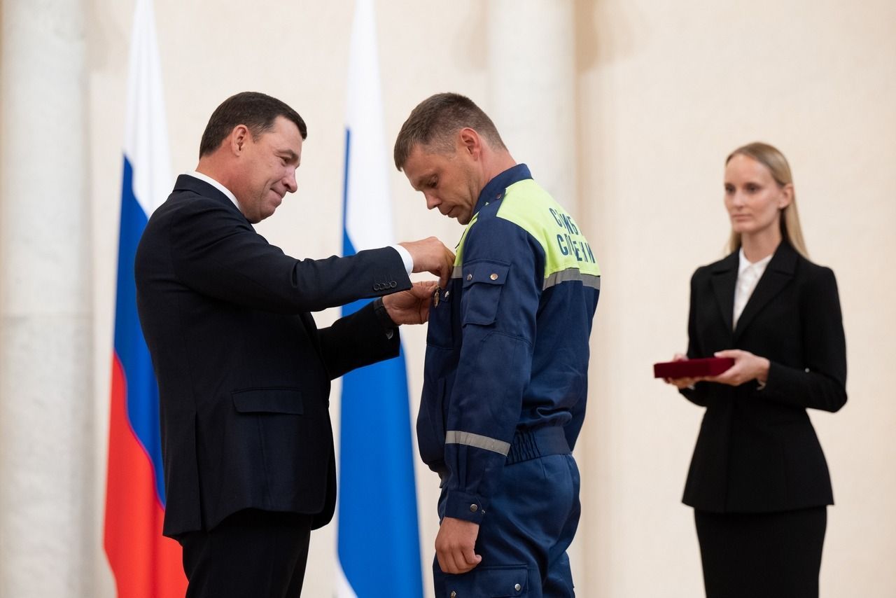 Начальник Карпинского спасотряда получил знак отличия «За заслуги перед Свердловской областью»