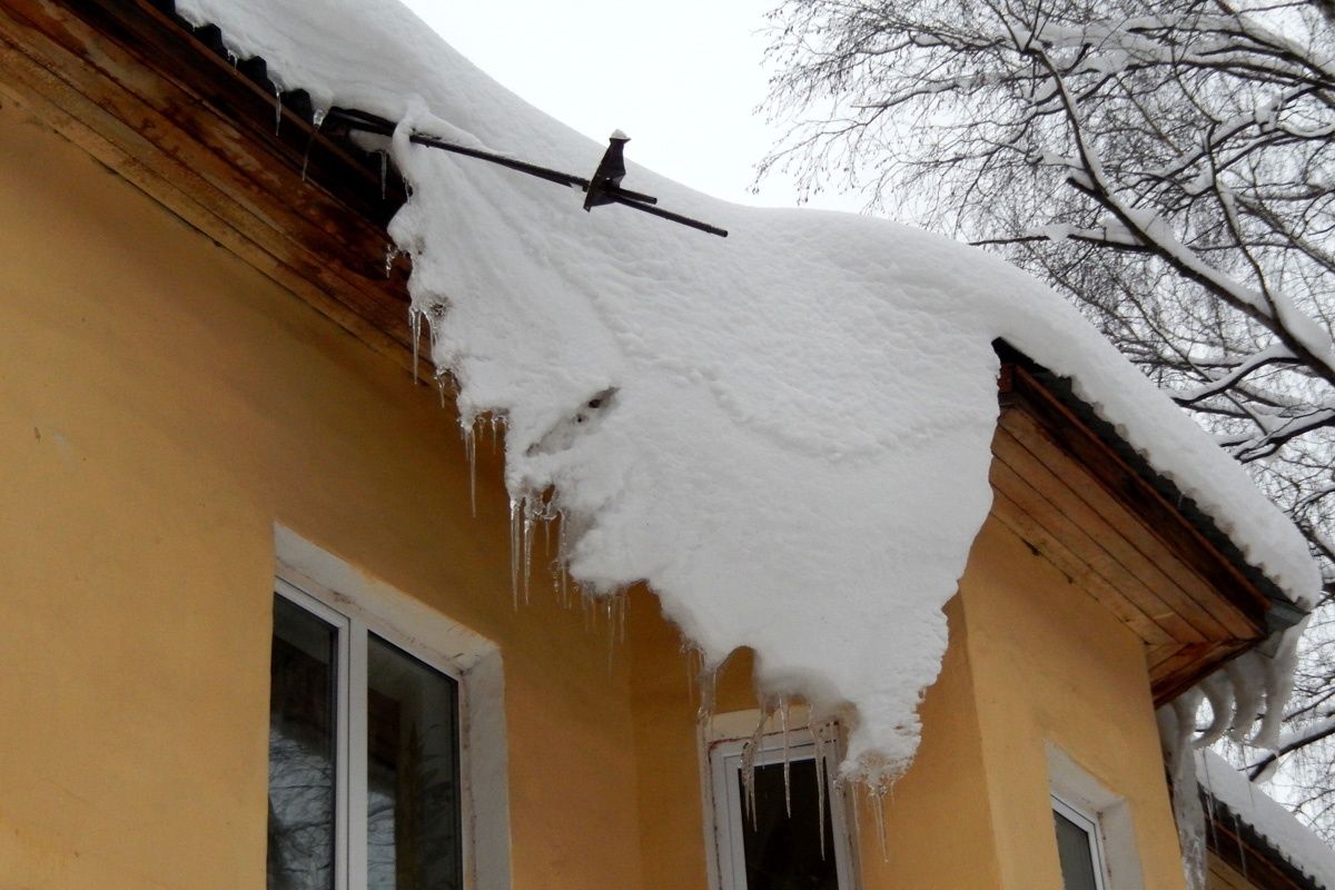 «Прижмитесь к стене»: спасатели напоминают о падающем с крыш снеге и сосульках