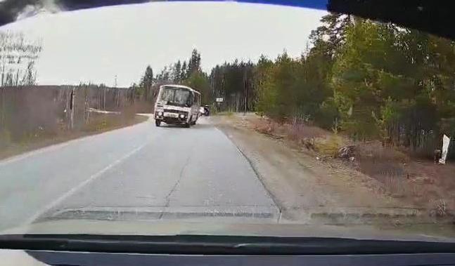 В Карпинске водитель автобуса чуть не устроил аварию. В ГИБДД пообещали провести проверку