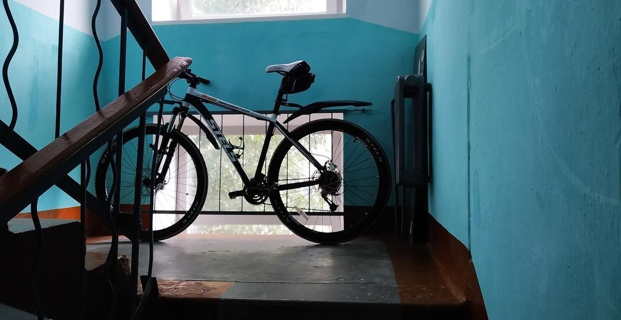 Жителей многоквартирных домов просят убрать с лестничных маршей свои велосипеды и коляски