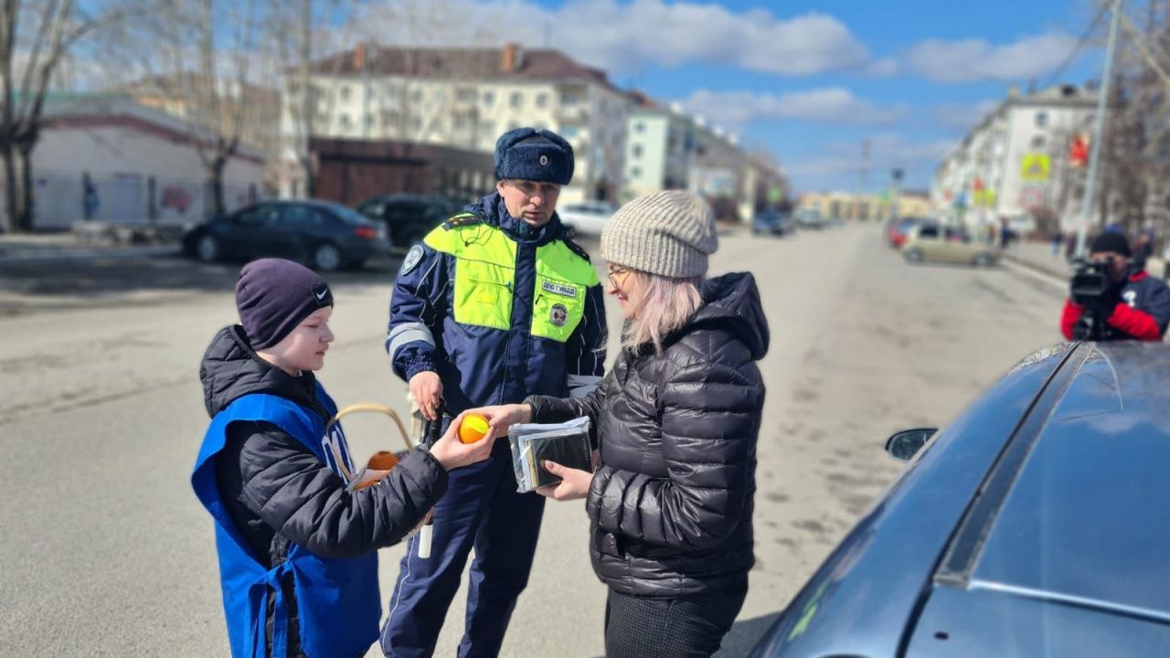 Дети дарили карпинским водителям апельсины с призывом не пить за рулем