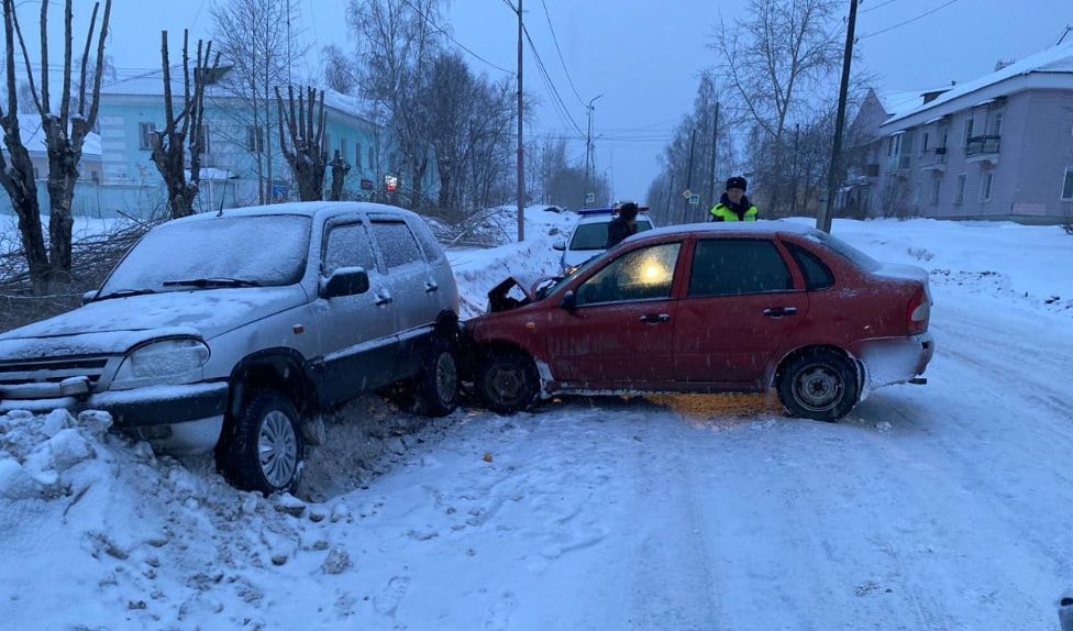 На Луначарского автомобиль с двумя детьми на борту попал в ДТП