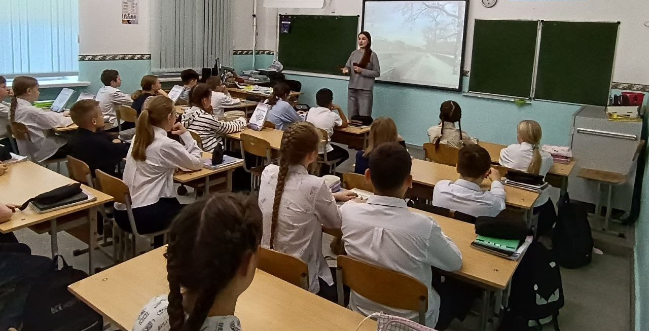 Выпускница школы №16 рассказала школьникам о работе психолога