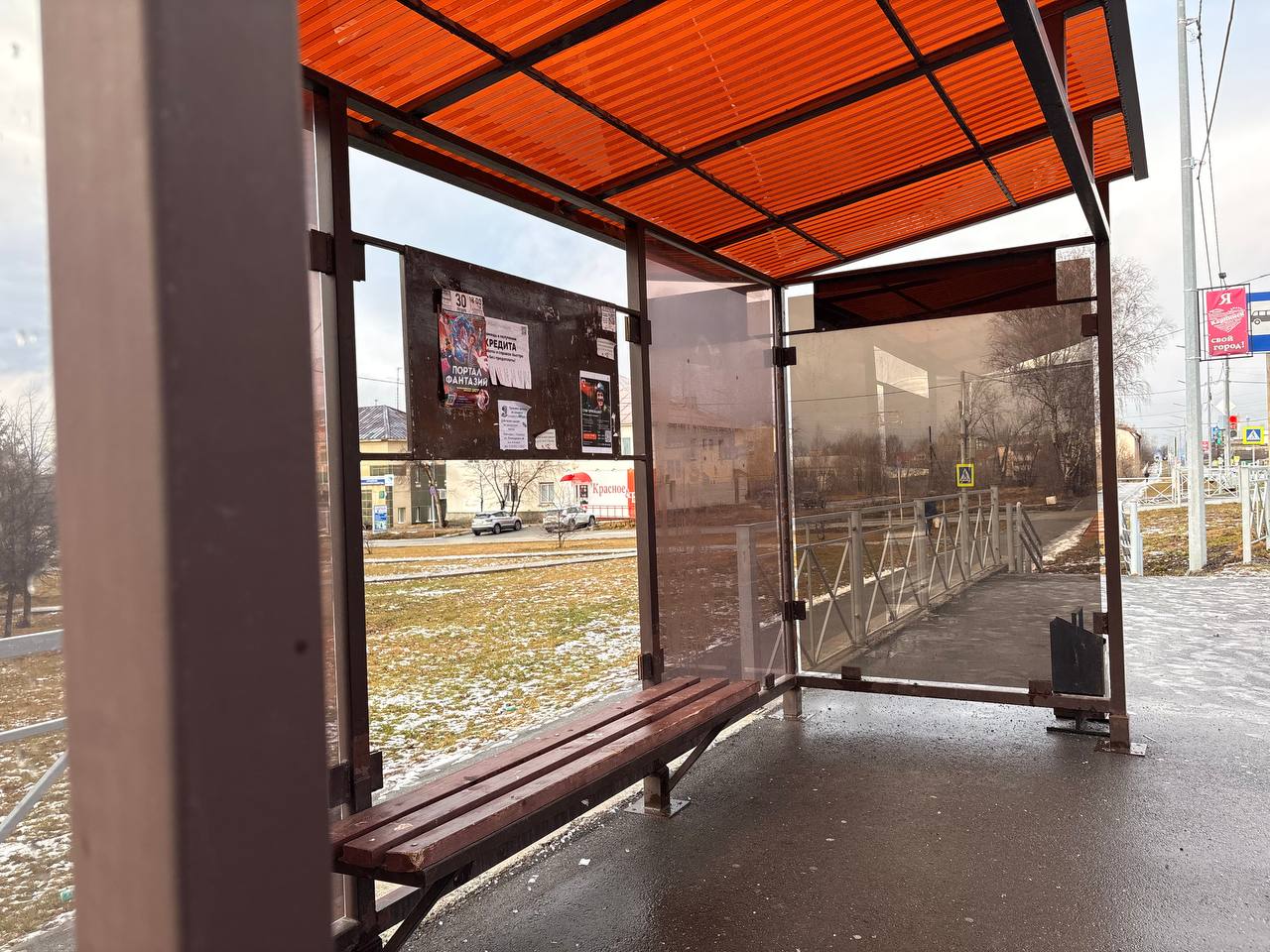 В Карпинске дети расстреляли остановку из пневматического оружия. Полиция проводит проверку