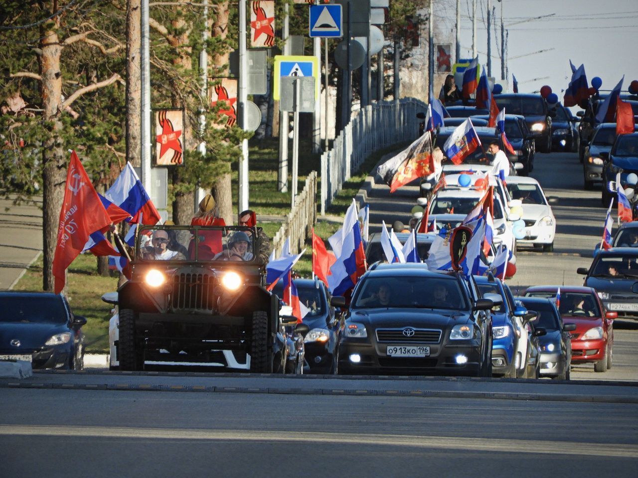 На праздничный автопробег в Карпинске зарегистрировалось уже более 50 участников