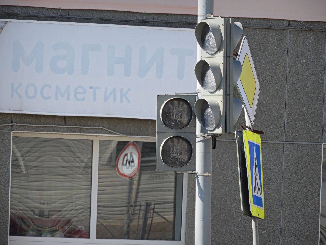 В «УКХ» объяснили, почему в Карпинске не работают светофоры и для кого днем горят фонари
