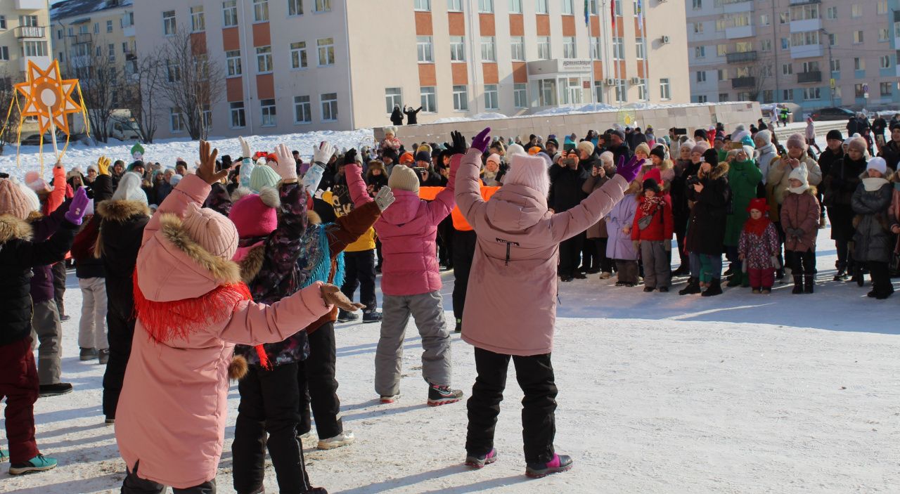 На центральной площади Карпинска поднимали гирю, танцевали и жгли чучело