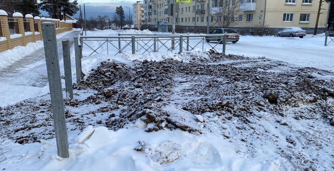Вчера на Карпинского порвало сети ХВС. Их ремонтировали до трех часов ночи