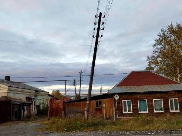 «Эти столбы скоро упадут». Жители северной части Карпинска жалуются на старые опоры
